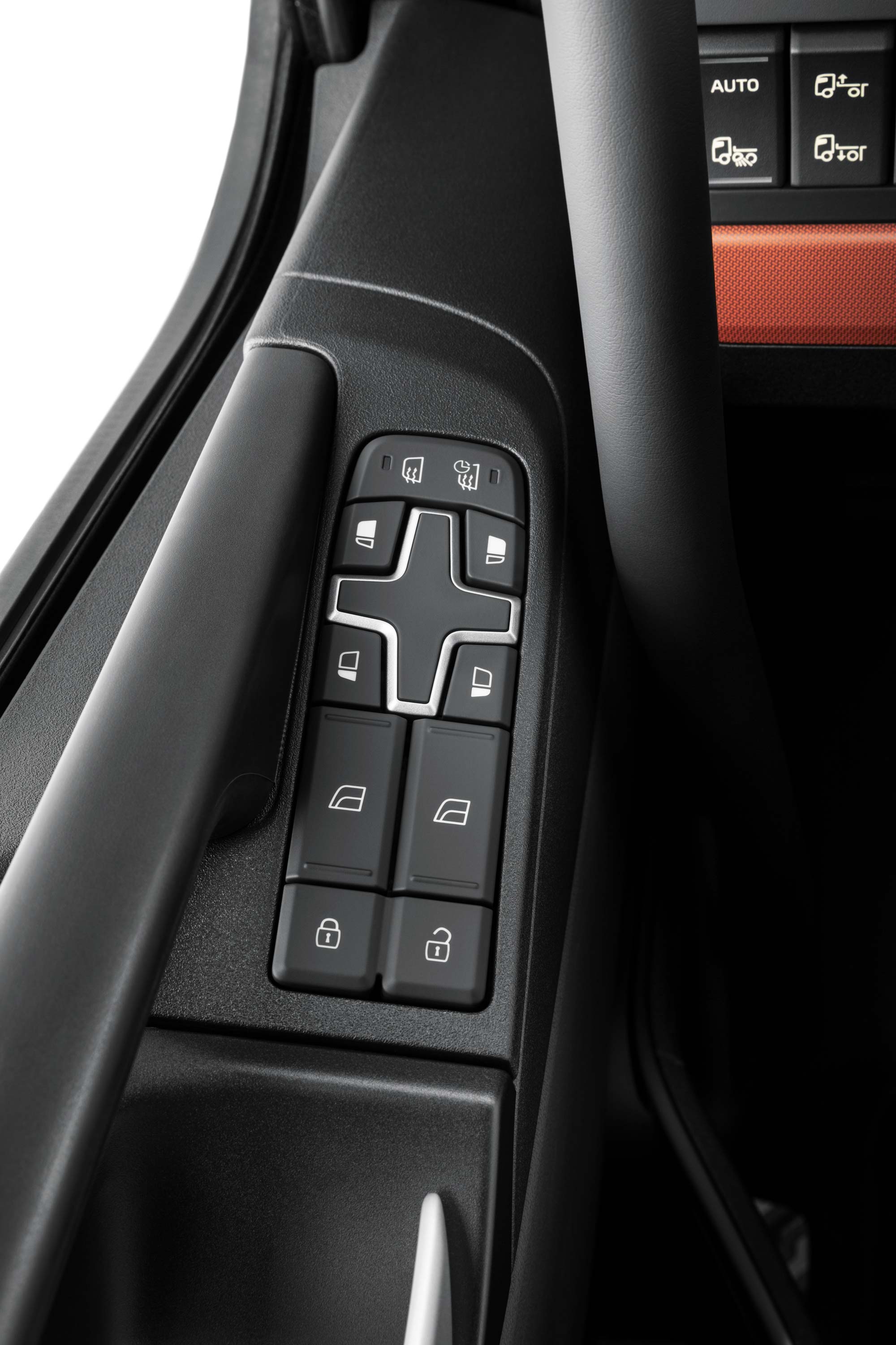 Comandos integrados no interior do Volvo FH16 para um fácil acesso.