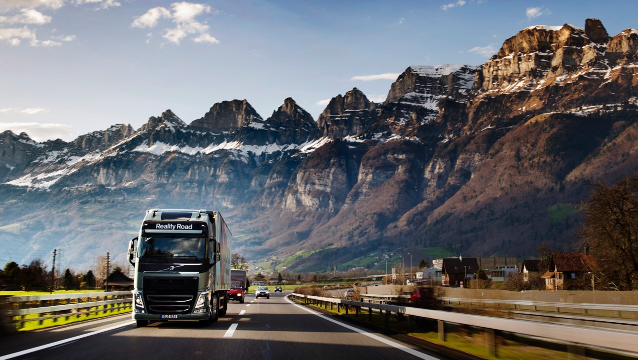 Condução do Volvo FH frente a uma paisagem montanhosa